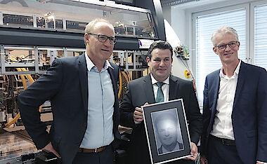 Federal Minister Hubertus Heil (center) with the board members of SIEB & MEYER AG, Markus Meyer (right) and Torsten Blankenburg (left).
